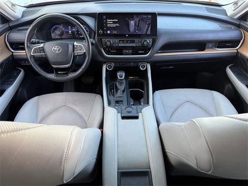 Used 2024 Toyota Grand Highlander Limited image 10