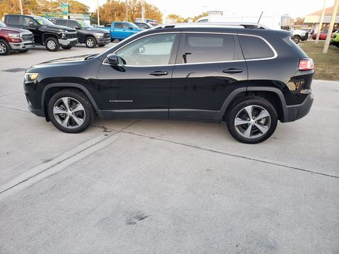 Used 2019 Jeep Cherokee Limited image 3