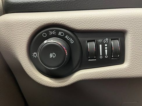 Used 2024 Chrysler Pacifica Limited FWD image 14