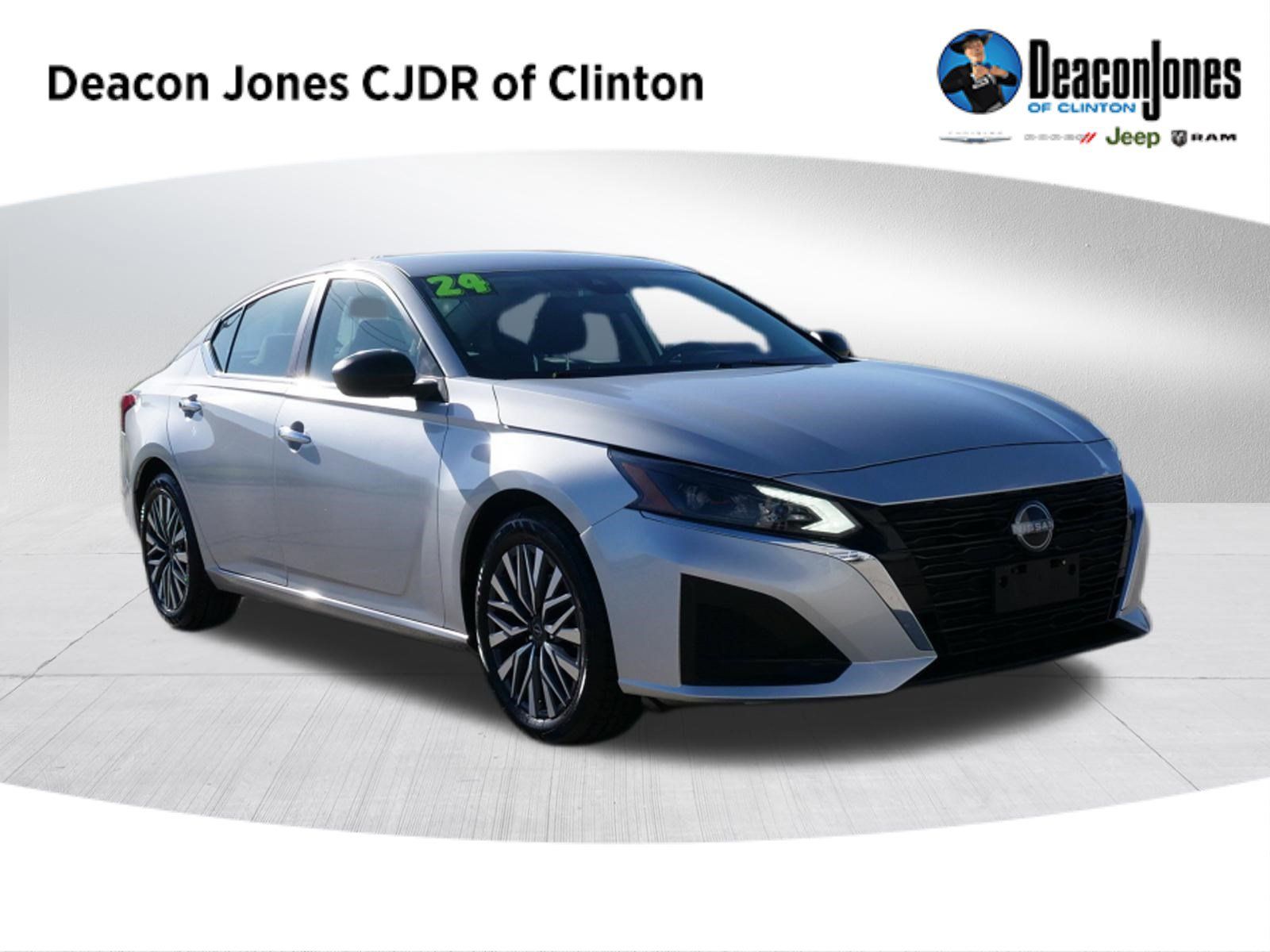 Used 2024 Nissan Altima 2.5 SV FWD image 1