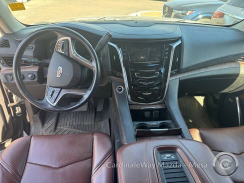 Used 2019 Cadillac Escalade ESV Luxury AWD/4WD image 12