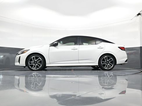 Used 2025 Nissan Sentra SR w/ SR Premium Package FWD image 19