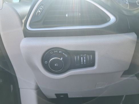 Used 2023 Chrysler Pacifica Touring-L FWD image 18