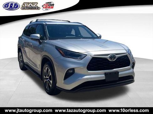 Used 2021 Toyota Highlander XLE AWD/4WD image 1