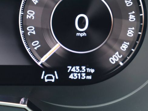 Used 2025 Bentley Bentayga Extended Wheelbase AWD/4WD image 29