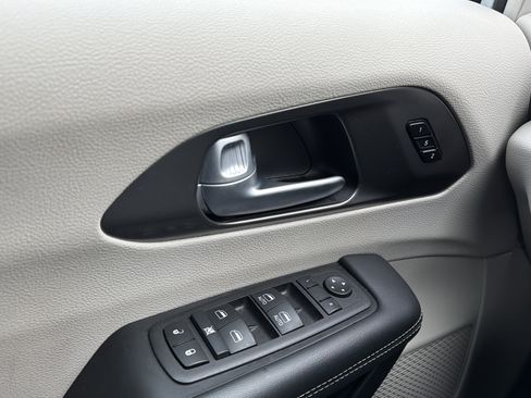 Used 2024 Chrysler Pacifica Touring-L image 23