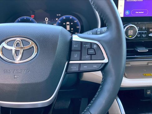 Used 2023 Toyota Highlander Limited image 25