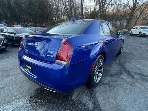 Used 2018 Chrysler 300 Touring w/ Sport Appearance Package image 8