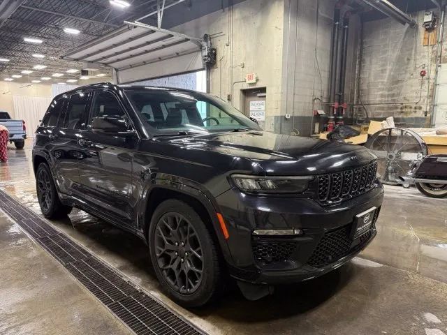 Used 2025 Jeep Grand Cherokee Summit w/ Obsidian Package AWD/4WD image 1