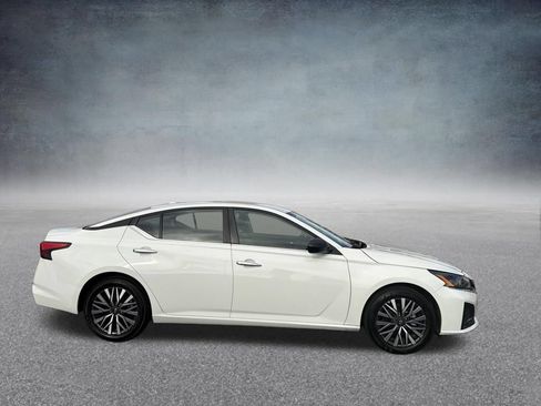 Used 2025 Nissan Altima 2.5 SV FWD image 2
