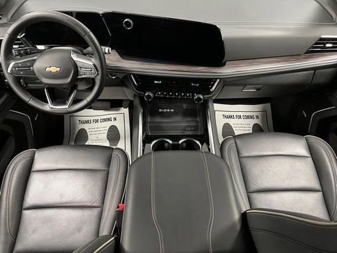 Used 2025 Chevrolet Suburban Premier image 23