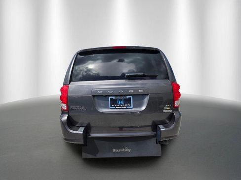 Used 2019 Dodge Grand Caravan SXT FWD image 4