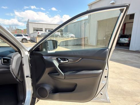 Used 2018 Nissan Rogue SV w/ Premium Package image 16