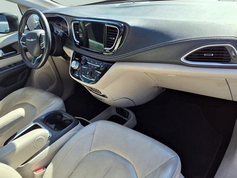 Used 2021 Chrysler Pacifica Touring-L w/ Uconnect Theater Family Group image 7