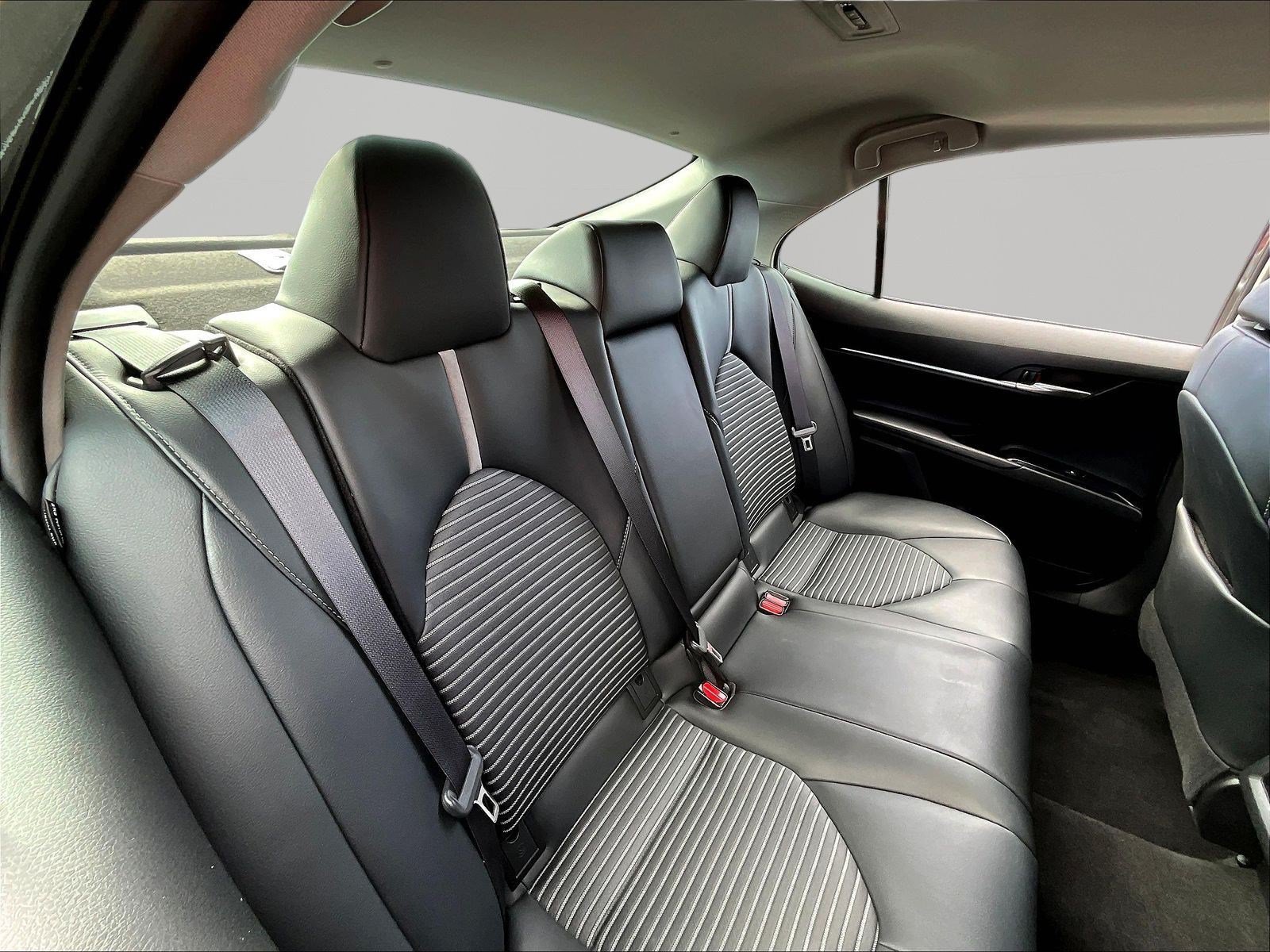 Used 2020 Toyota Camry SE w/ Sunroof Package FWD image 24