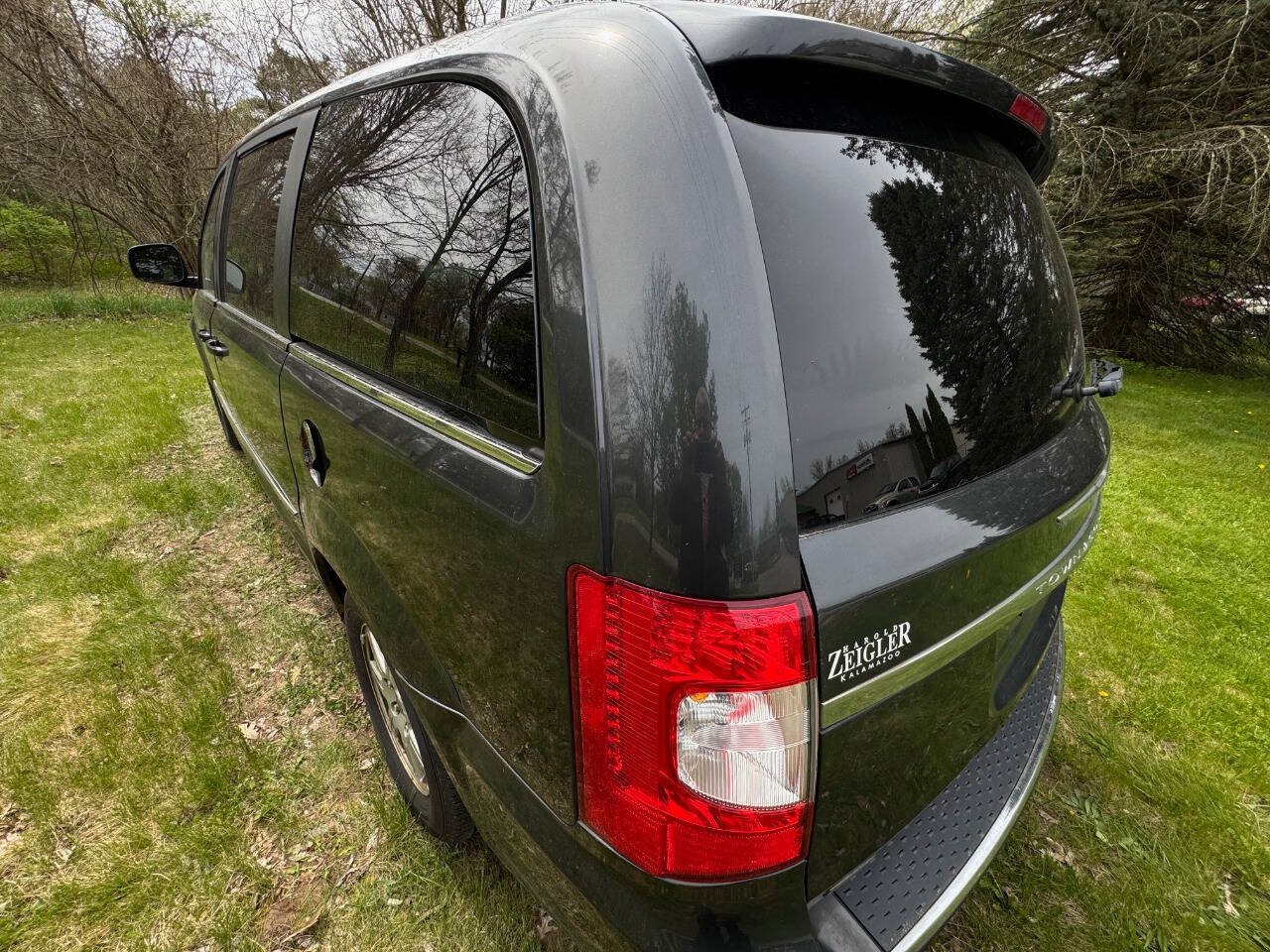Used 2012 Chrysler Town & Country Touring w/ Entertainment Group #1 FWD image 2