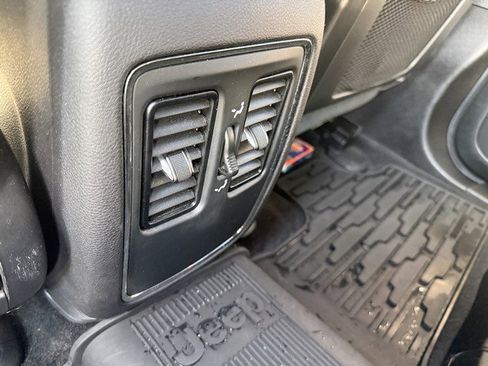 Used 2014 Jeep Grand Cherokee Laredo AWD/4WD image 10
