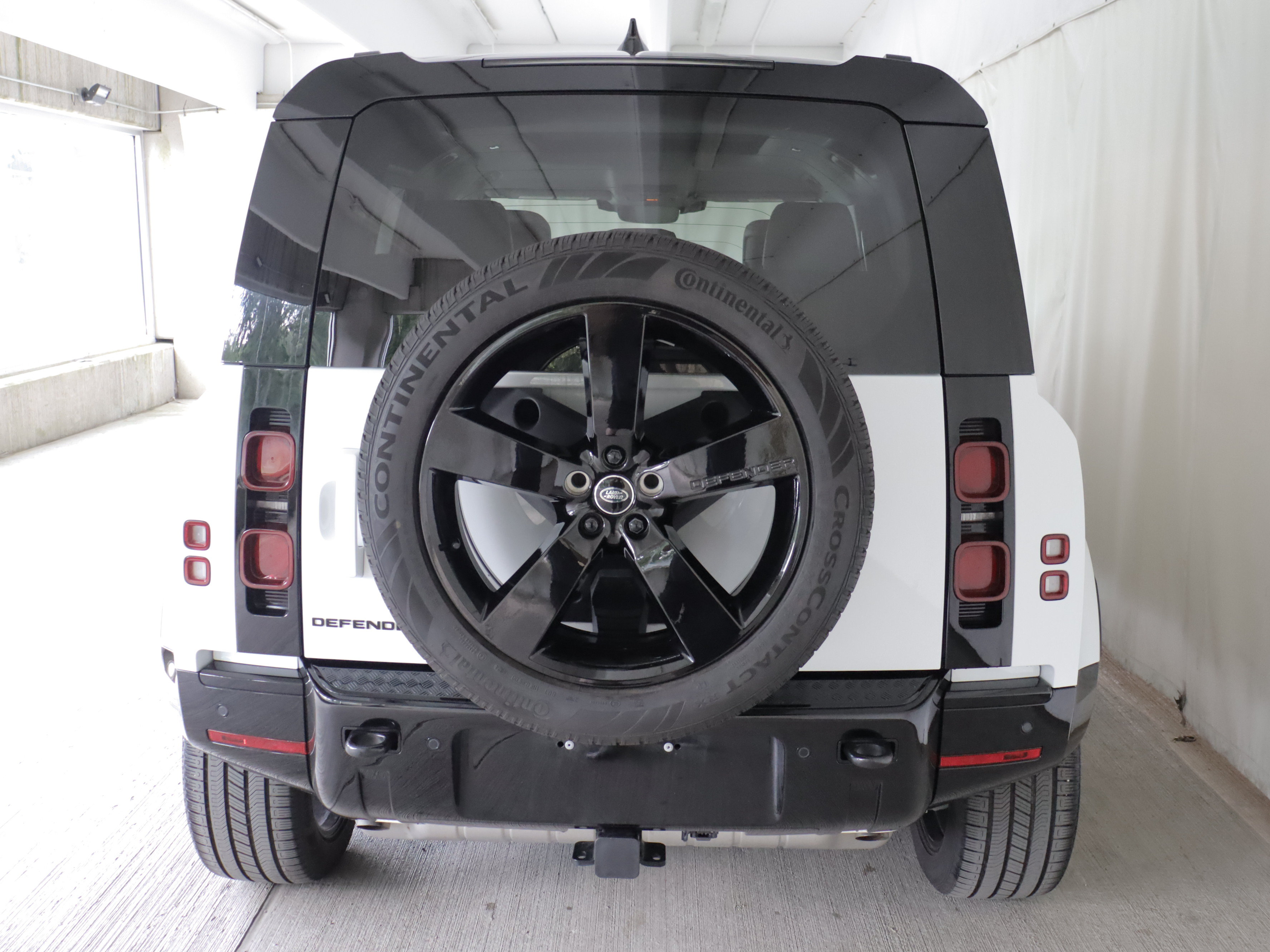 Used 2025 Land Rover Defender 110 X-Dynamic SE AWD/4WD image 27