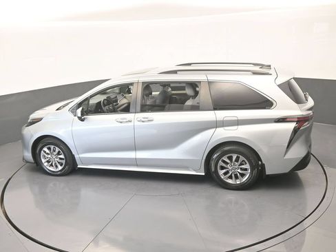 Used 2024 Toyota Sienna XLE FWD image 50