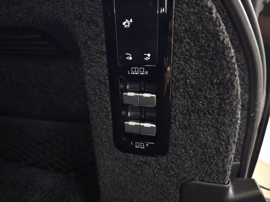 Used 2025 Land Rover Range Rover Long Wheelbase SE AWD/4WD image 6