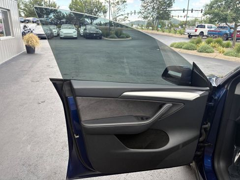 Used 2022 Tesla Model Y Performance AWD/4WD image 11