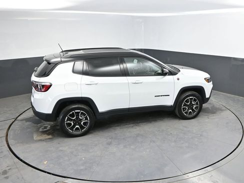 Used 2025 Jeep Compass Trailhawk w/ Trailer Tow Group AWD/4WD image 32