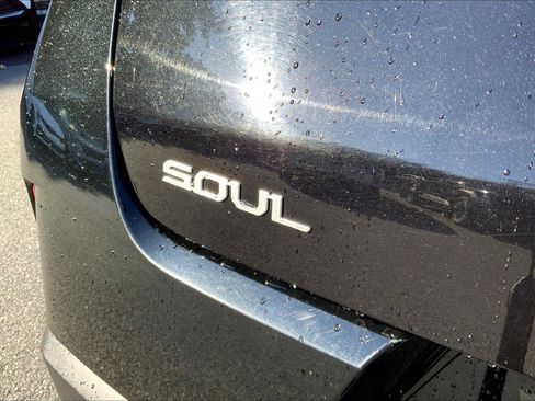 Used 2023 Kia Soul LX w/ LX Technology Package image 16