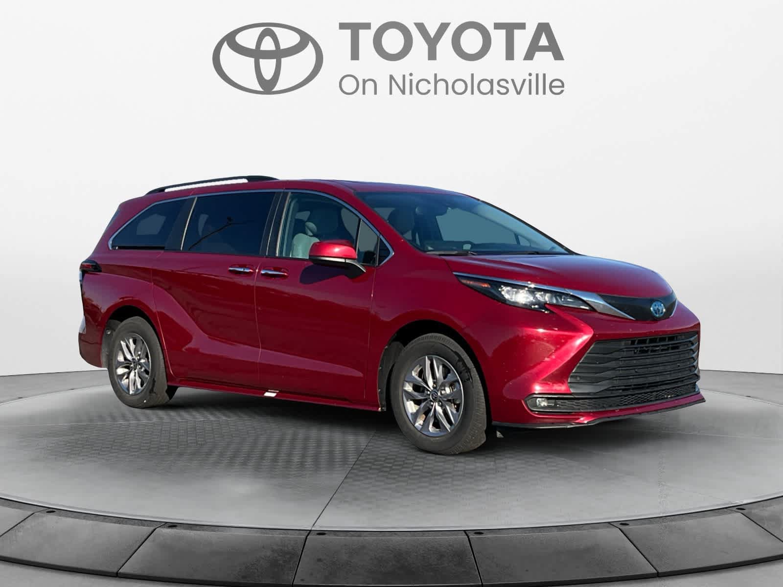Used 2025 Toyota Sienna XLE FWD image 7