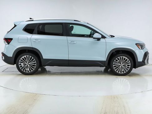 New 2026 Volkswagen Taos SE FWD image 10