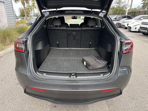 Used 2022 Tesla Model Y Long Range image 11