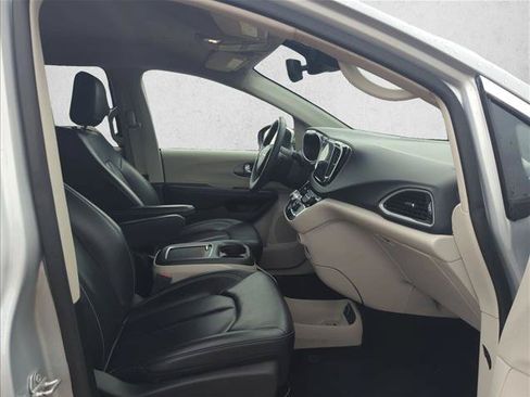 Used 2023 Chrysler Pacifica Touring-L FWD image 20