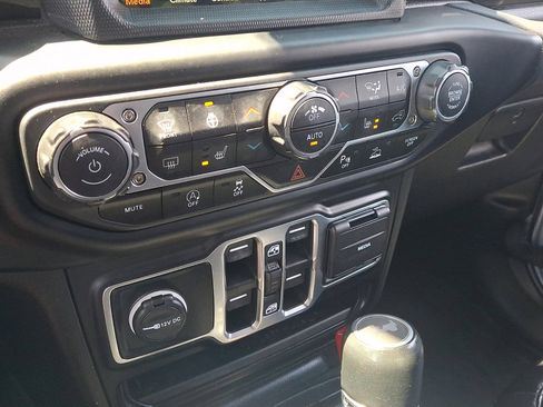 Used 2022 Jeep Wrangler Unlimited Sahara AWD/4WD image 33