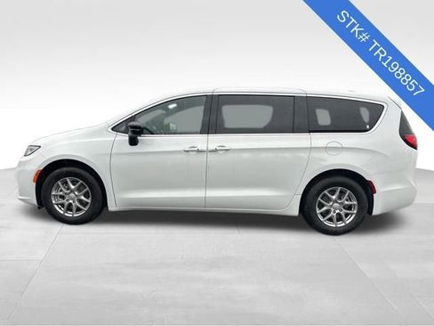 New 2026 Chrysler Pacifica Select image 4