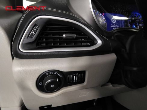 Used 2023 Chrysler Pacifica Touring-L FWD image 12