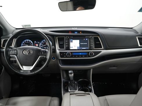Used 2019 Toyota Highlander XLE FWD image 14