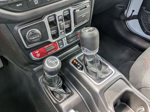 Used 2025 Jeep Wrangler Unlimited Rubicon AWD/4WD image 28