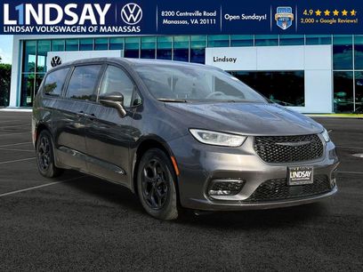 Used 2022 Chrysler Pacifica Limited w/ Uconnect Theater Family Group