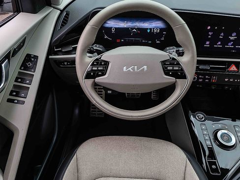 Certified 2025 Kia Niro Wave w/ Wave Preserve Package FWD image 17
