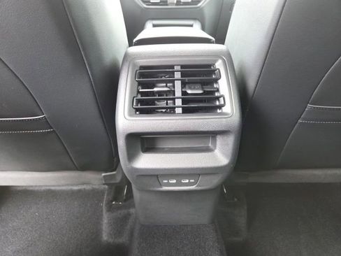 Used 2025 Volkswagen Tiguan SE AWD/4WD image 21