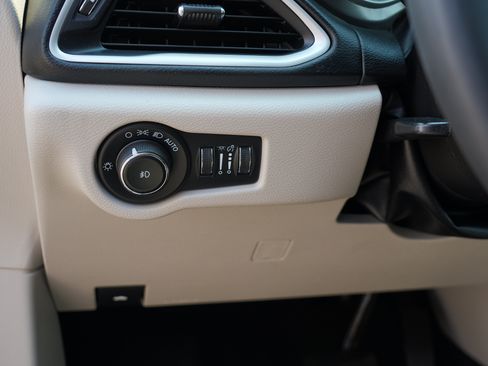 Used 2024 Chrysler Pacifica Touring-L FWD image 19