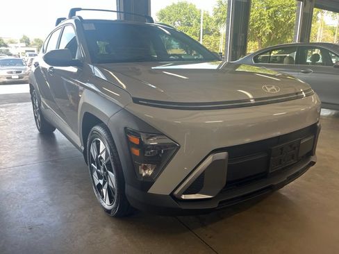 Used 2025 Hyundai Kona SEL FWD image 2