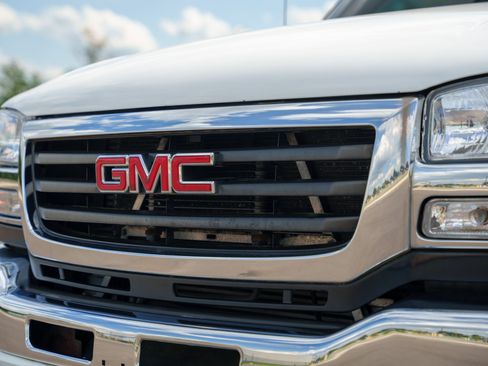 Used 2004 GMC Sierra 2500 SLE w/ Heavy-Duty Power Package AWD/4WD image 28