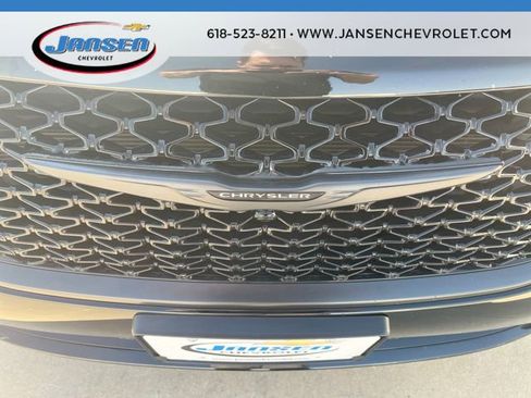 Used 2025 Chrysler Pacifica Limited image 32