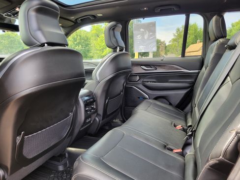 Used 2023 Jeep Grand Cherokee Overland w/ Advanced Protech Group III AWD/4WD image 22