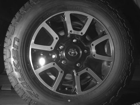 Used 2016 Toyota Tundra SR5 w/ SR5 Upgrade Package AWD/4WD image 15