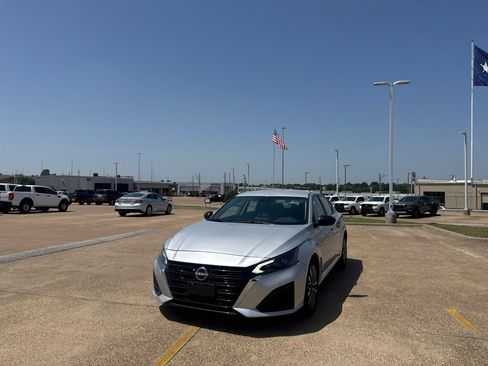Certified 2025 Nissan Altima 2.5 SV FWD image 7