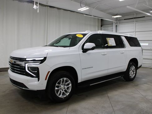 Used 2025 Chevrolet Suburban LT RWD image 4