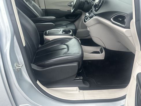 Used 2023 Chrysler Pacifica Touring-L FWD image 13