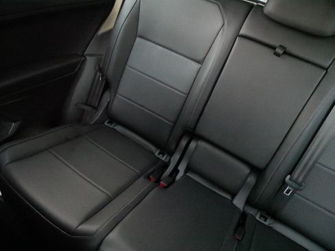 Used 2018 Volkswagen Tiguan SE w/ Panoramic Sunroof Package AWD/4WD image 12