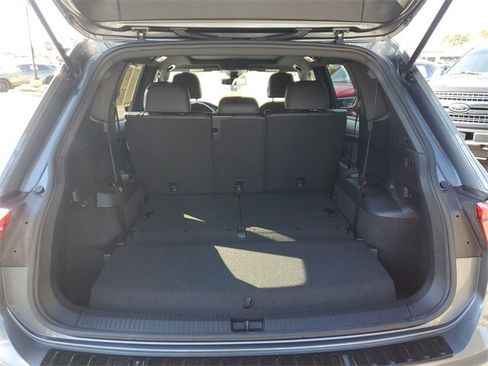Used 2023 Volkswagen Tiguan SE R-Line image 8